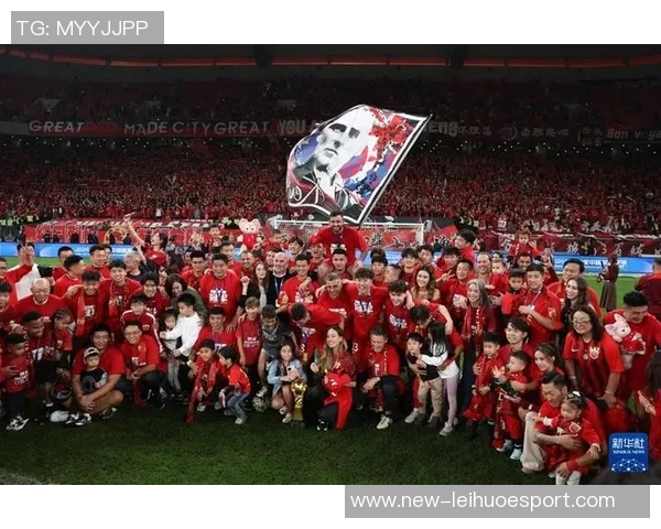 上海海港喜获三连冠更衣室庆祝合影传递冠军荣耀